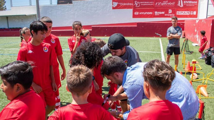 El futbolista del Villarreal Manu Trigueros firma autógrafos en Ibiza