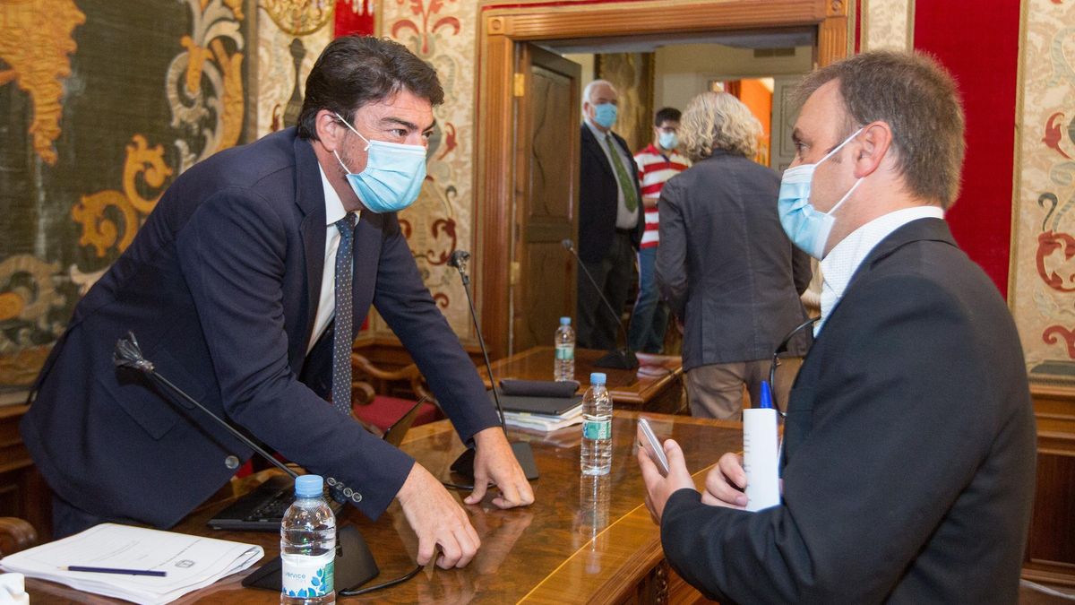 The mayor, Luis Barcala, together with the spokesperson for Compromís, Natxo Bellido, in a recent image The mayor, Luis Barcala, together with the spokesperson for Compromís, Natxo Bellido, in a recent image