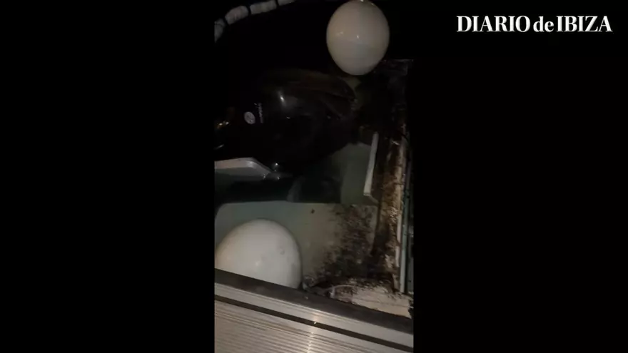 Así ha quedado la lancha que ha ardido en el puerto de Santa Eulària