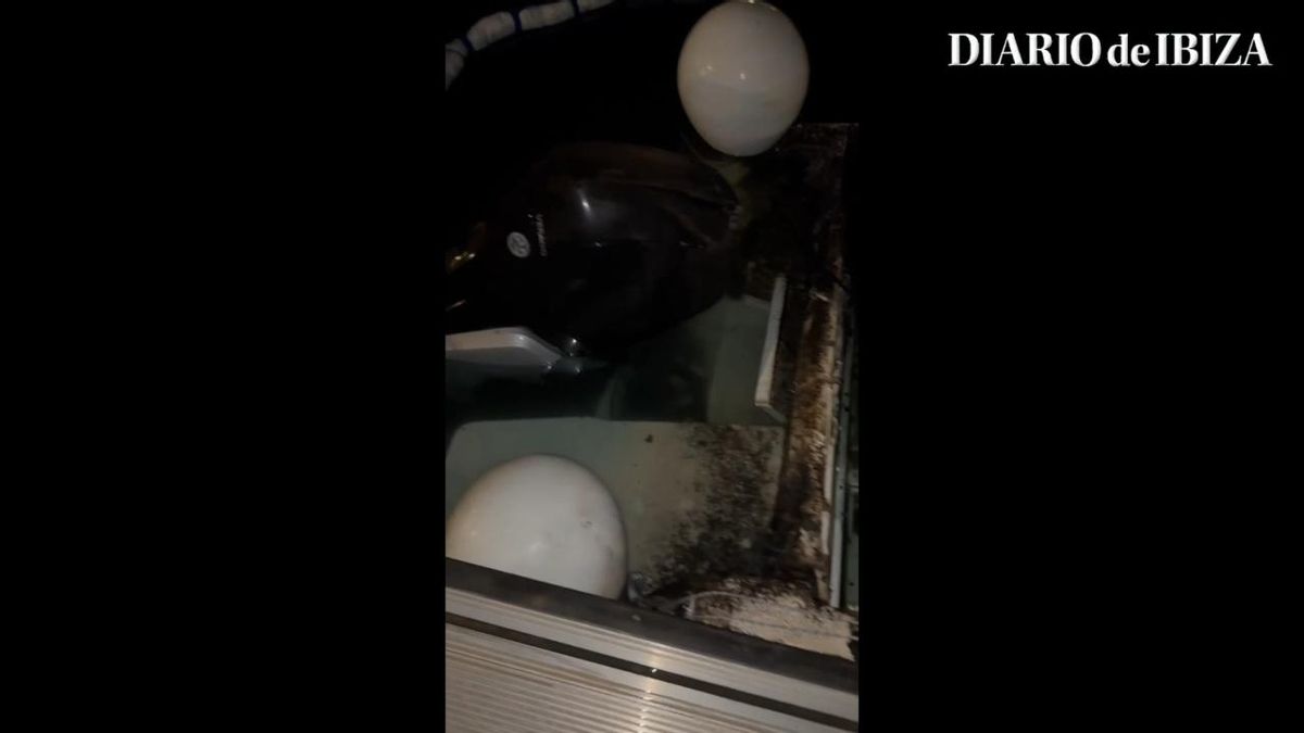 Así ha quedado la lancha que ha ardido en el puerto de Santa Eulària
