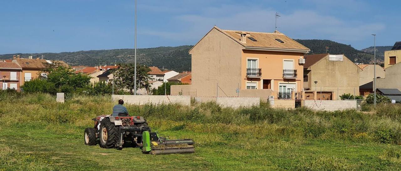 Labores de retirada de la vegetación en un solar de Moixent. | LEVANTE-EMV