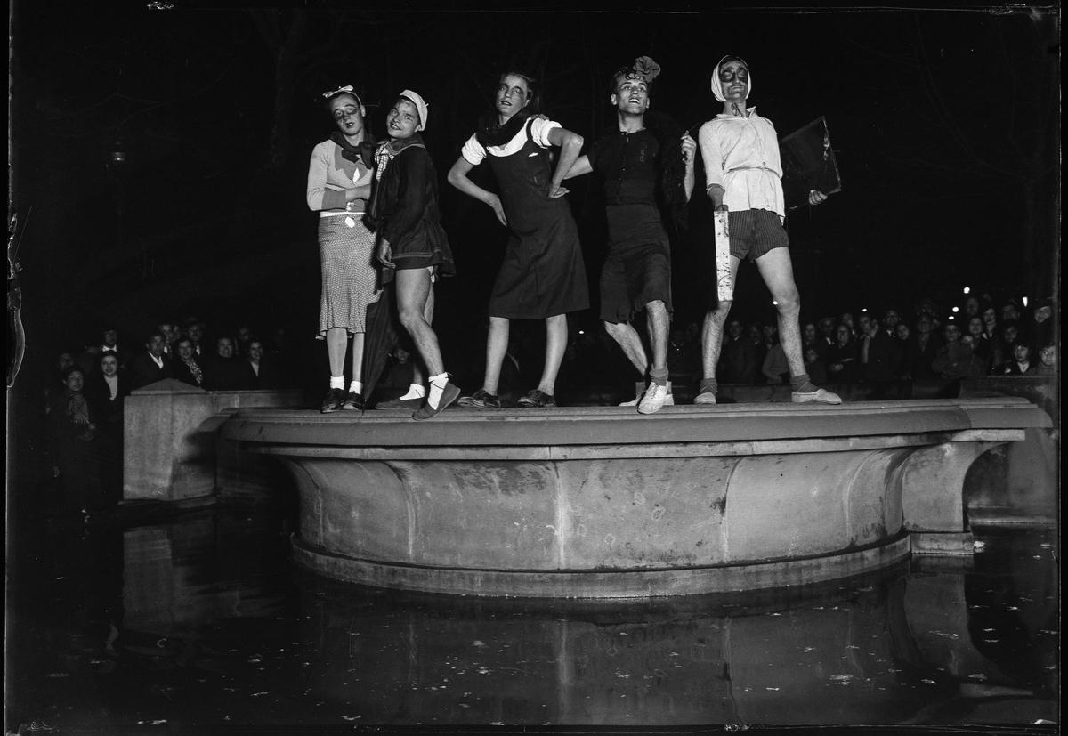 Joan Andreu Puig Farran, Hombres vestidos de mujer en el Entierro de Carnaval en los Jardines de Salvador Espriu en Barcelona, 1935. Archivo Fotográfico de Barcelona / Archivo Familia Puig Farran © Arxiu Família Puig Farran. Plata en gelatina a partir de negativo de vidrio