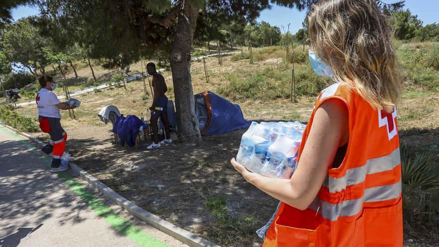 Cruz Roja reparte agua entre personas sin hogar de Alicante para paliar el calor