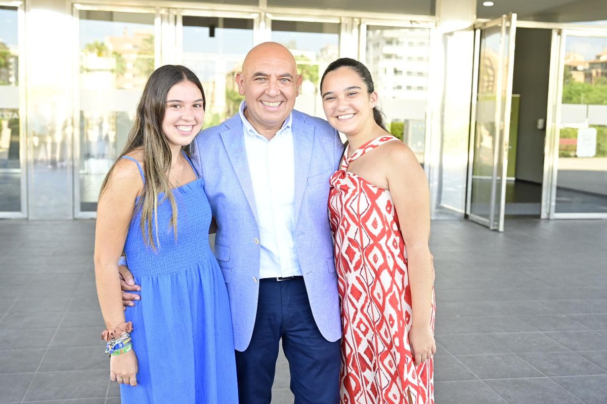 Collazos, junto a sus hijas, Carla (derecha) y Natalia (izquierda). Ambas han sido reinas infantiles de las fiestas de la Magdalena.