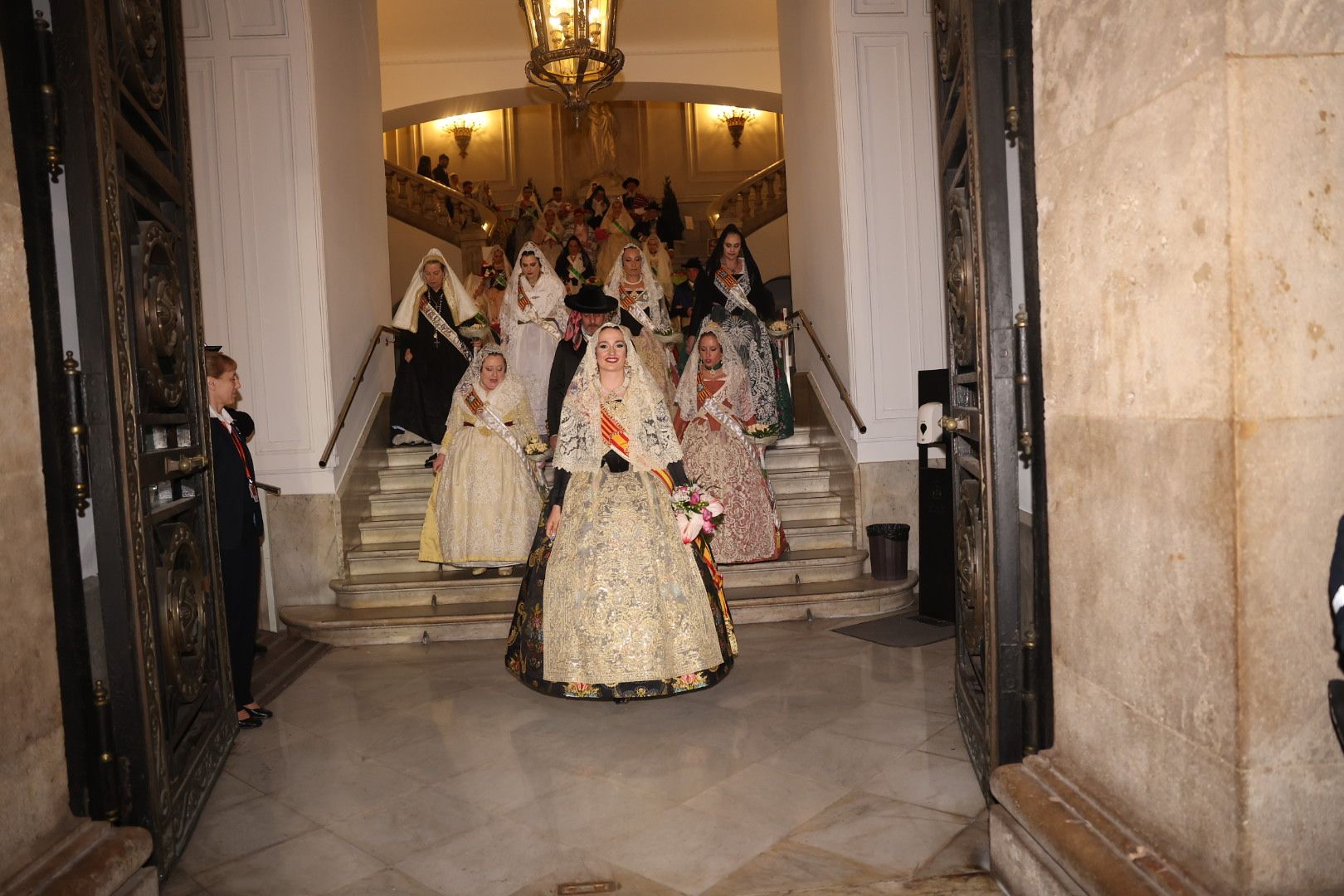 Laura Mengó y su corte coronan la ofrenda a la Virgen