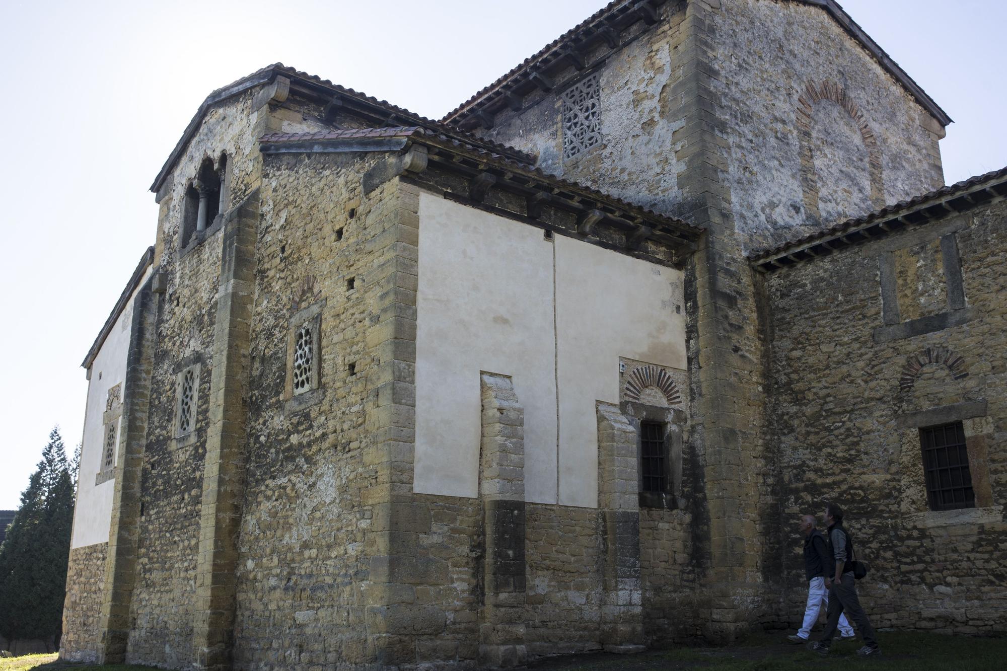 Así está la iglesia de Santullano después de recuperar la carga de mortero en sus muros
