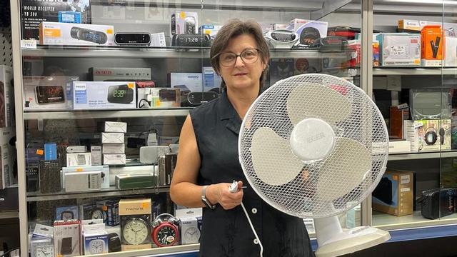 Personal de Electrodomésticos Rey posa con un ventilador.  | N.C.