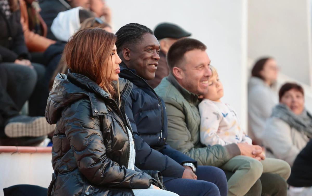 Clarence Seedorf, este domingo, en la grada de la Ciudad Deportiva de Alicante.