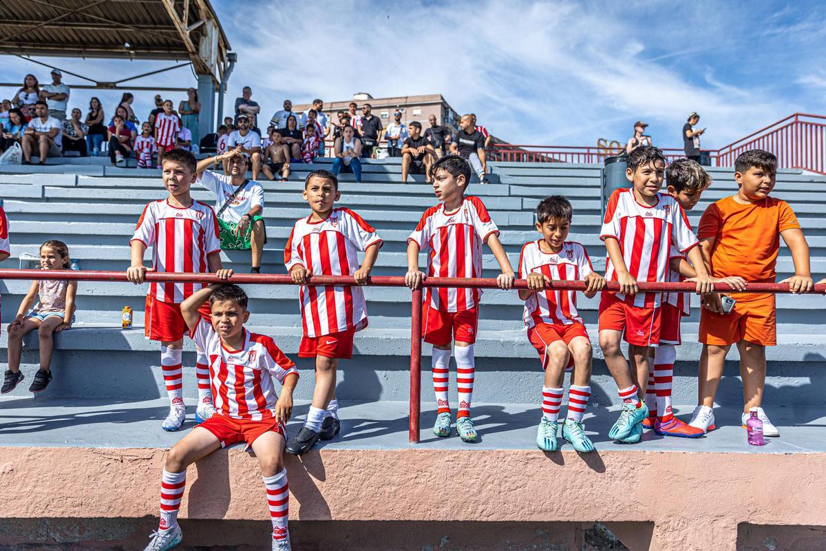 La Mina celebra su primera Champions infantil