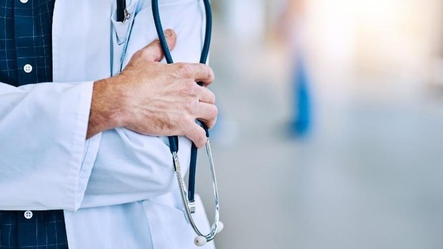 Un hombre con una bata de médico.