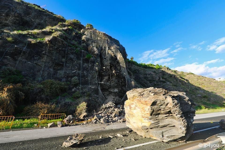 El desprendimiento de una roca de grandes dimensiones, como consecuencia de las intensas precipitaciones que ha registrado Torrox durante las últimas 48 horas ha cortado el tráfico por carretera