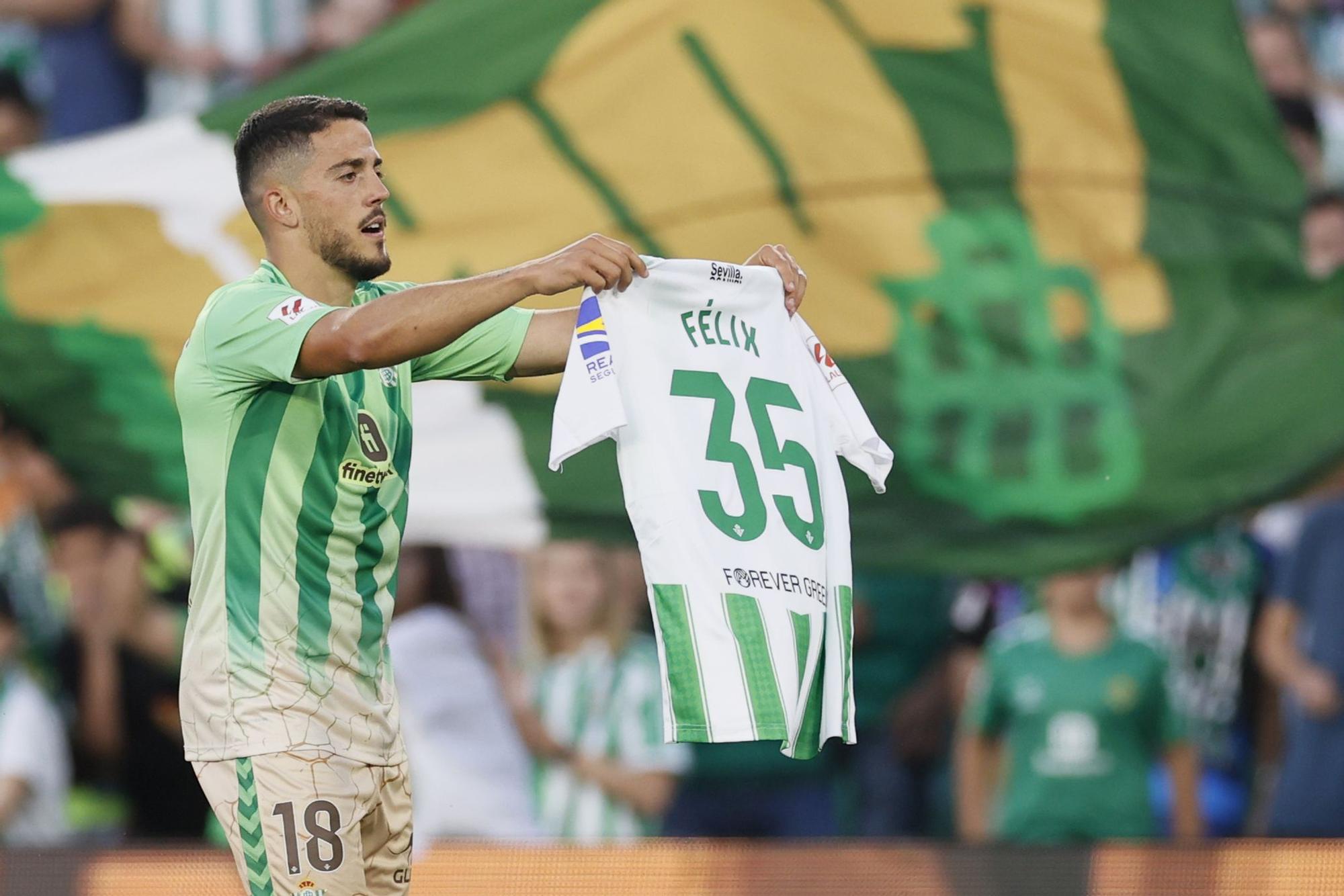 SEVILLA, 12/05/2024.- El centrocampista del Betis Pablo Fornals celebra su gol durante el partido de LaLiga que Real Betis y UD Almería disputan hoy domingo en el estadio Benito Villamarín, en Sevilla. EFE/José Manuel Vidal