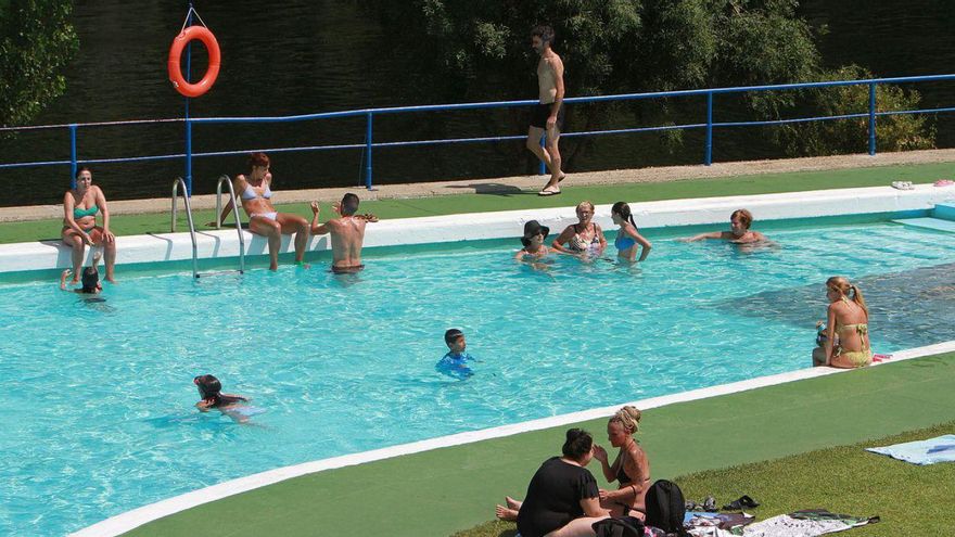 Las piscinas públicas de Oira son el principal refugio climático en Ourense. | Iñaki Osorio