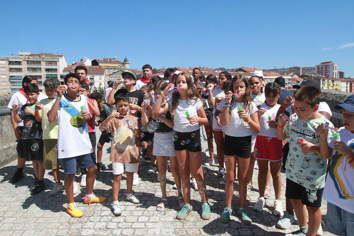 El Campamento Urbano celebró su inauguración lanzando pompas.
