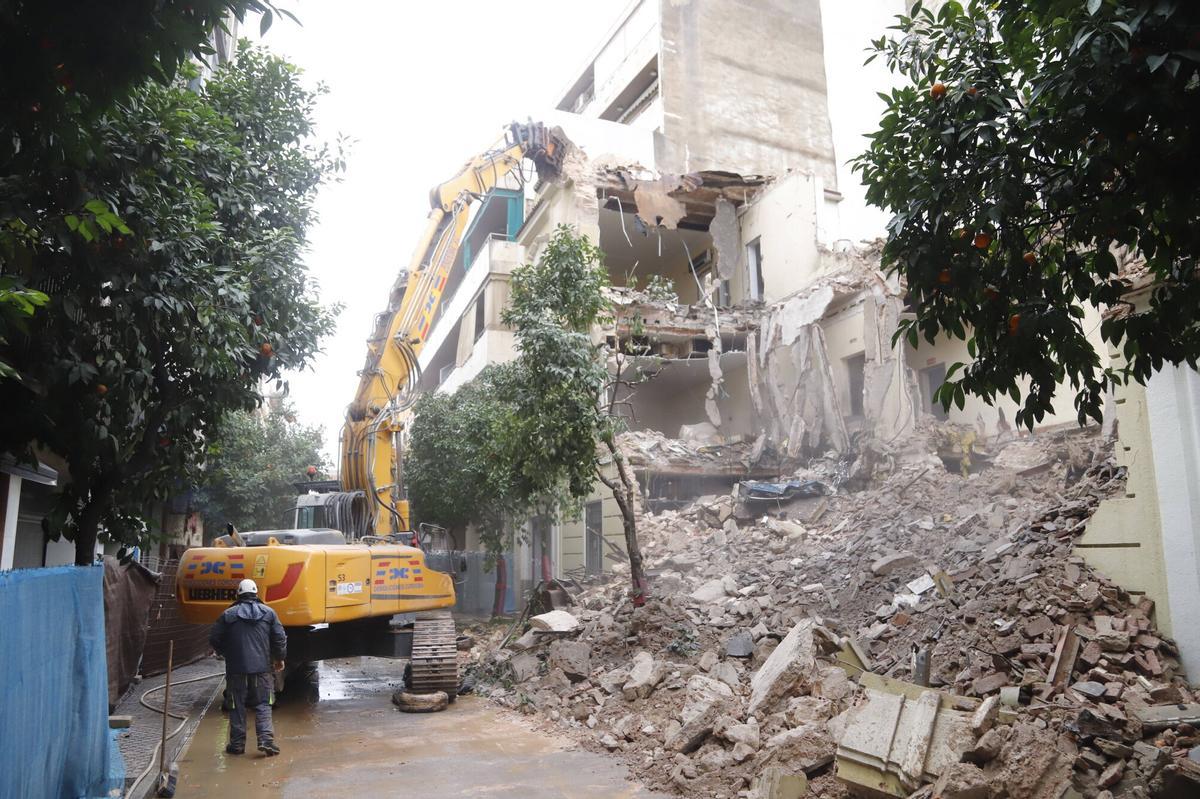 Trabajos de demolición del edificio que la Fundación Cajasur tenía en la calle Reyes Católicos.