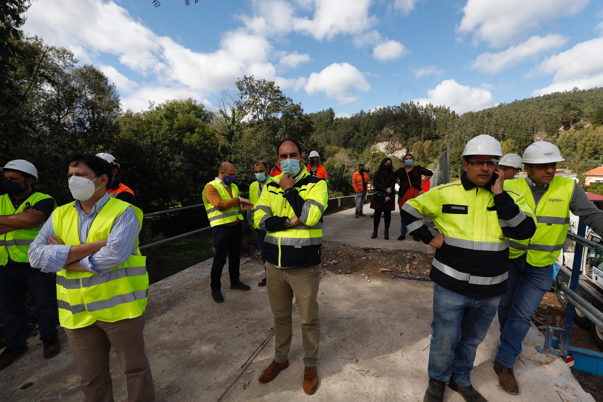 Así fue la instalación del nuevo puente de Quinzanas (Pravia)