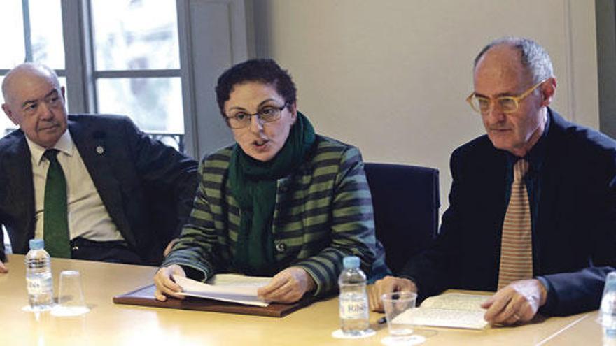 Miquel Masot, Regina Vallés y Josep Cruanyes, ayer en el Colegio de Abogados.
