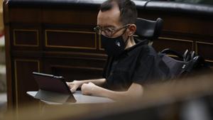 El diputado de Unidas Podemos, Pablo Echenique, asiste a la sesión de control al Gobierno celebrada este miércoles en el Congreso de los Diputados. EFE/Chema Moya