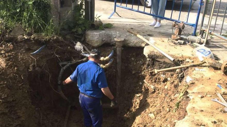 Un operario trabaja, ayer, en la reparación de la tubería.