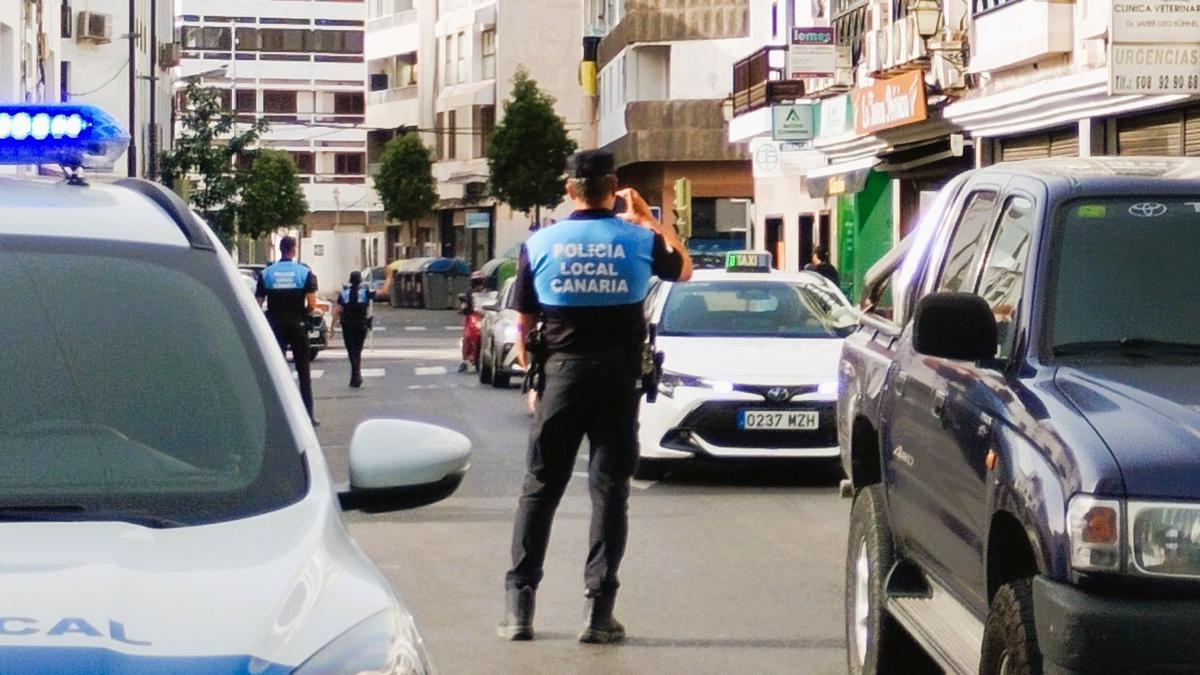 Despligue de la Policía Local de Arrecife en la calle La Inés para sensibilizar a los conductores sobre las imprudencias al volante.