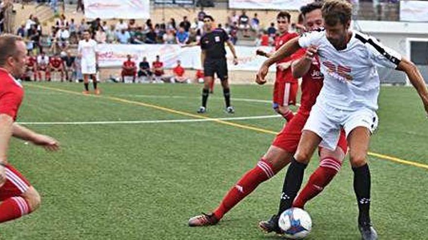 El exjugador de la Real Sociedad Xabi Prieto protege el balón en un lance del partido de ayer.