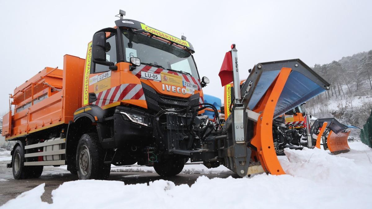Un camión quitanieves trabaja durante el pasado día 6 en Pedrafita do Cebreiro