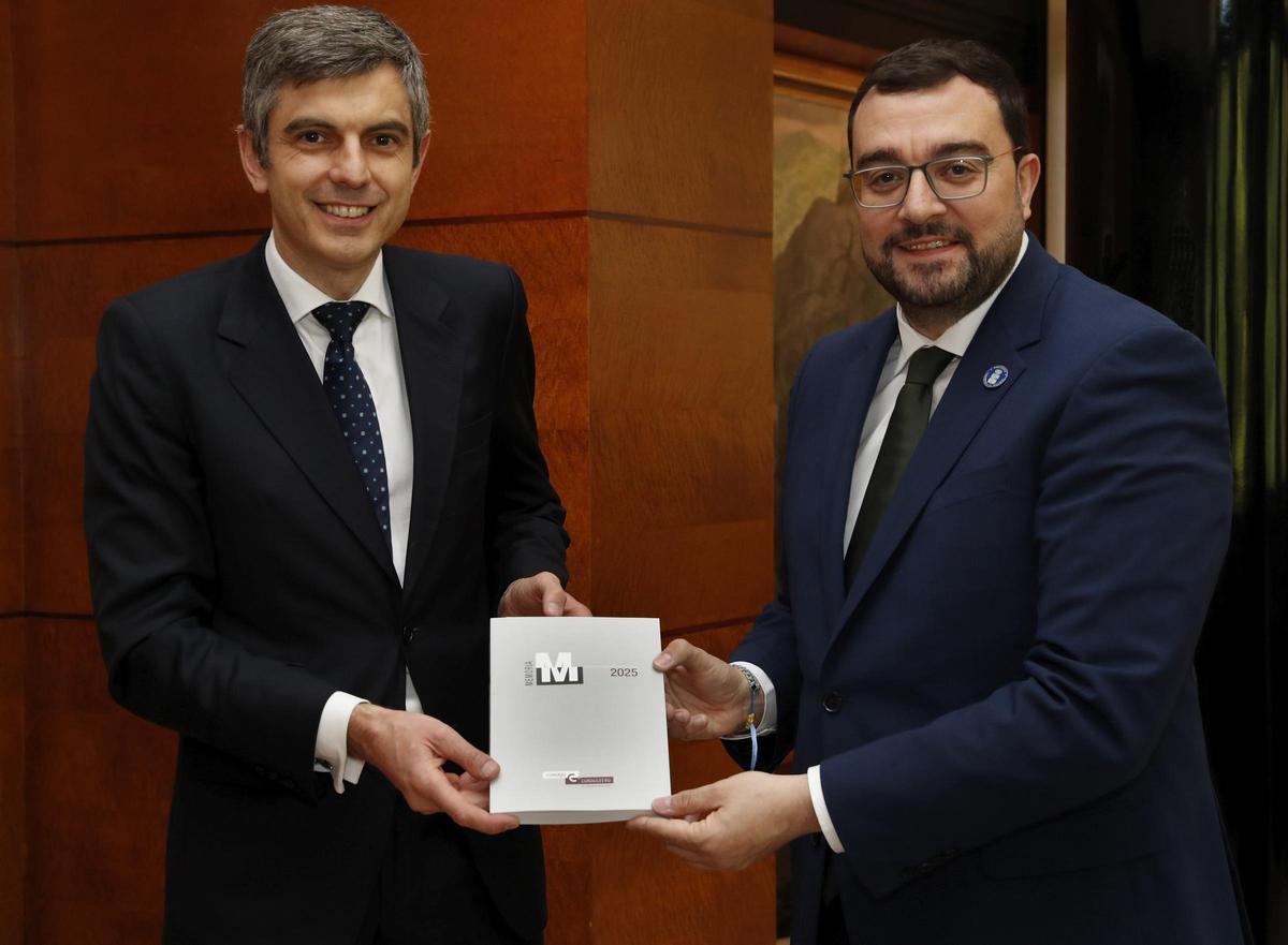Pablo Baquero entrega la memoria a Adrián Barbón.