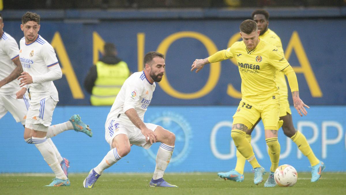 Alberto Moreno, jugador del Villarreal, ante la entrada de Carvajal y Valverde, jugadores del Real Madrid, en el duelo de la pasada temporada.