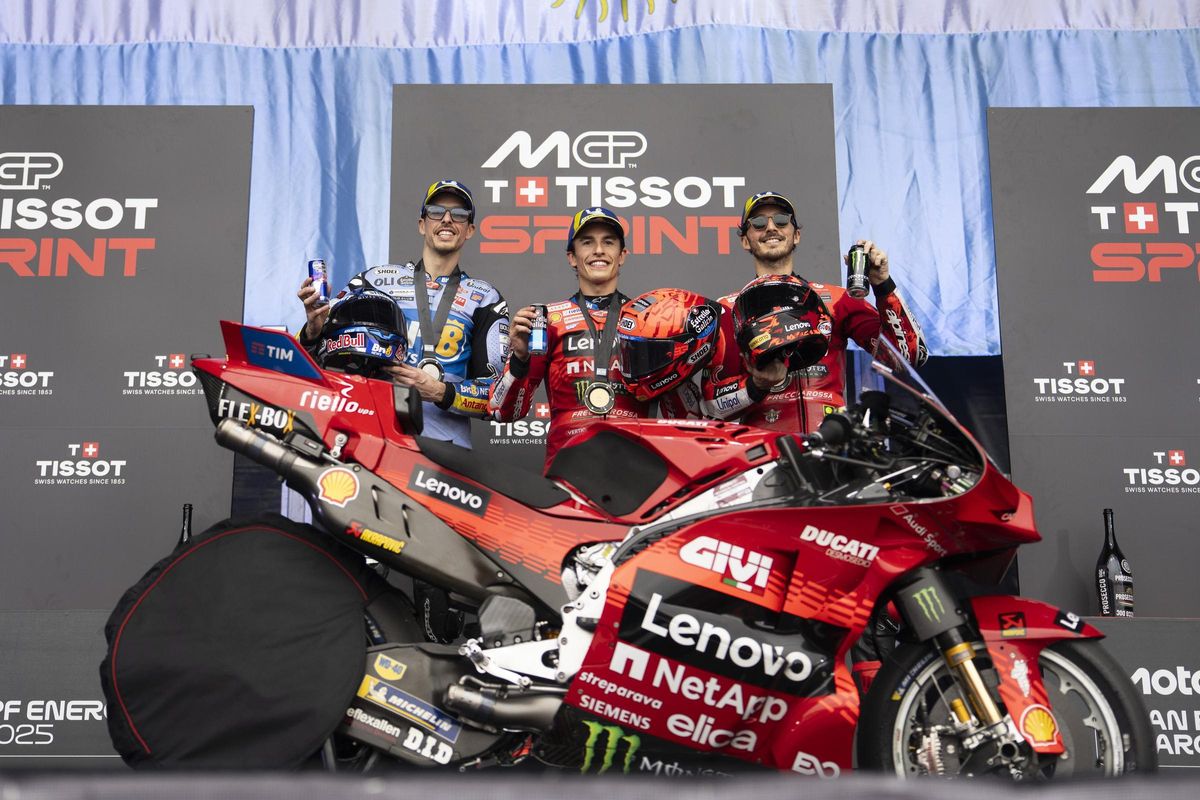 Àlex y Marc Márquez, acompañados en el podio de la 'sprint', de Termas de Río Hondo, en Argentina.