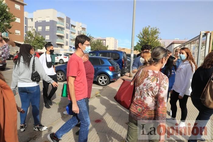 Los alumnos del IES Los Molinos (Cartagena) se concentran para pedir más profesores