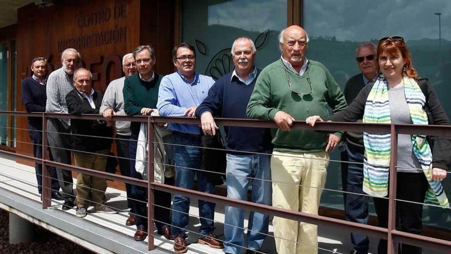 Los participantes en el proyecto del libro de la historia de Ribera de Arriba, ayer, en Bueño.