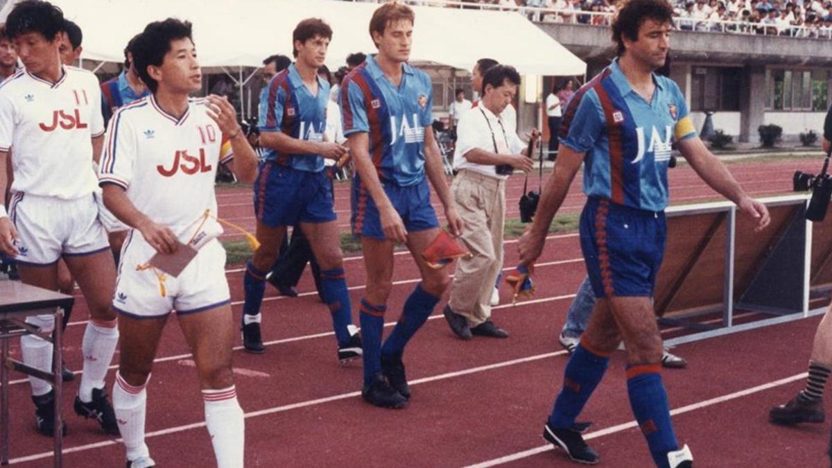 Momento histórico. El Barça 1990-91 jugó su primer partido de la historia en Japón y, también por vez primera, lució publicidad en su camiseta