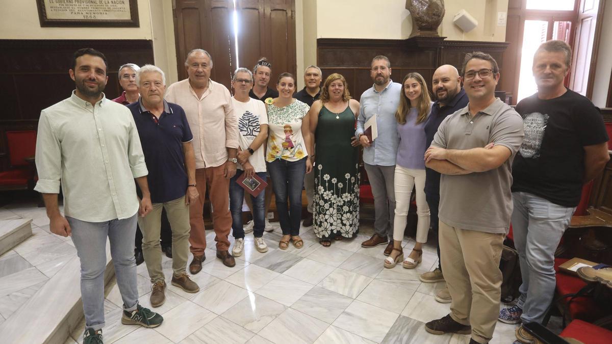 Alcaldes y representantes municipales de la comarca en una imagen de archivo.