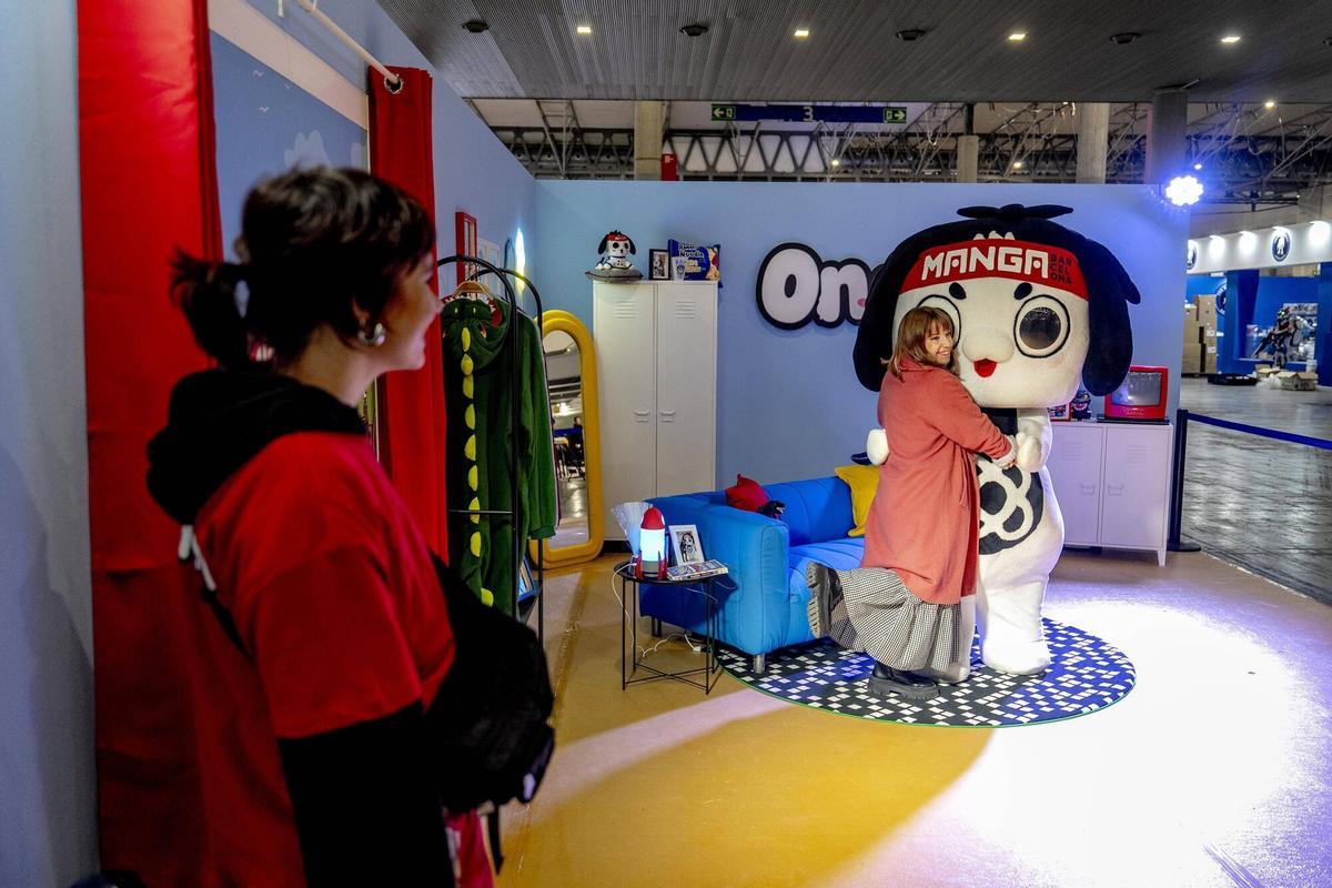 Barcelona 04/12/2025 Preparativos en el salón del manga que se inaugura mañana en la Fira de Gran Via En la foto, Onachan , la mascota del salón Fotografía de Ferran Nadeu