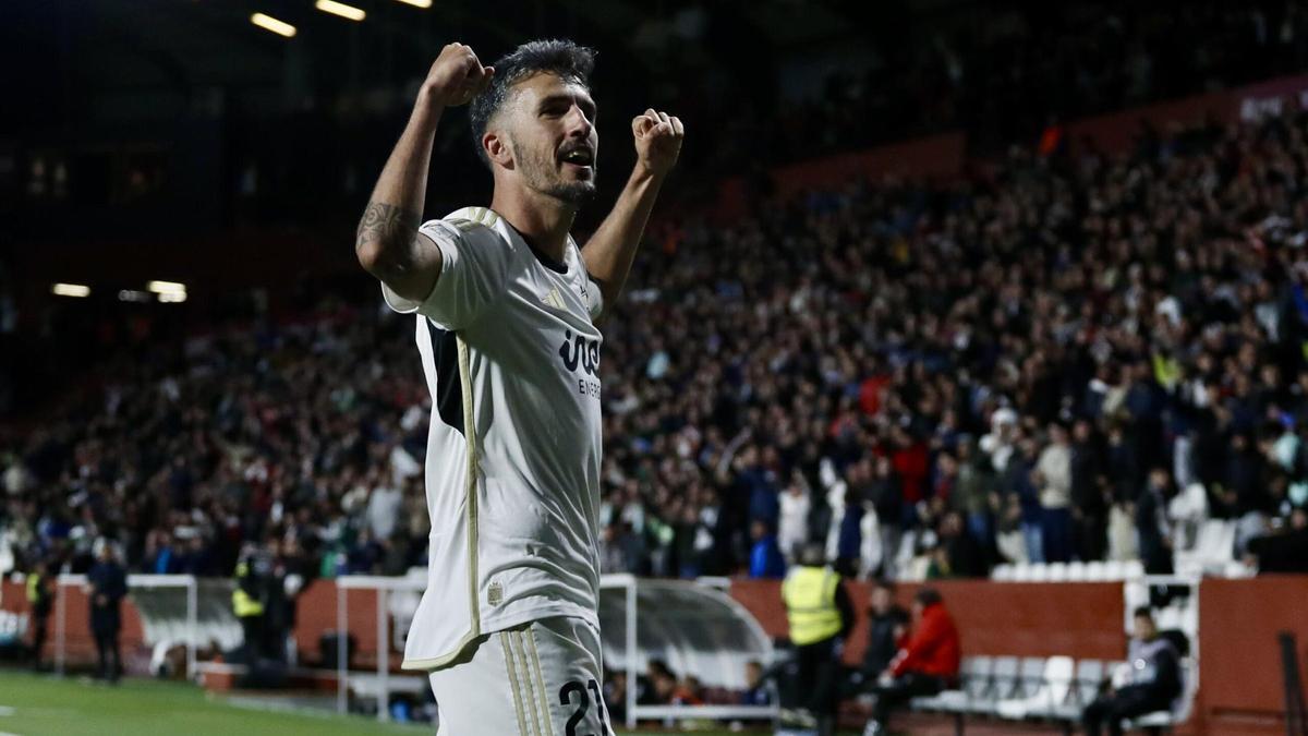Alberto Quiles celebrando un gol con el Albacete