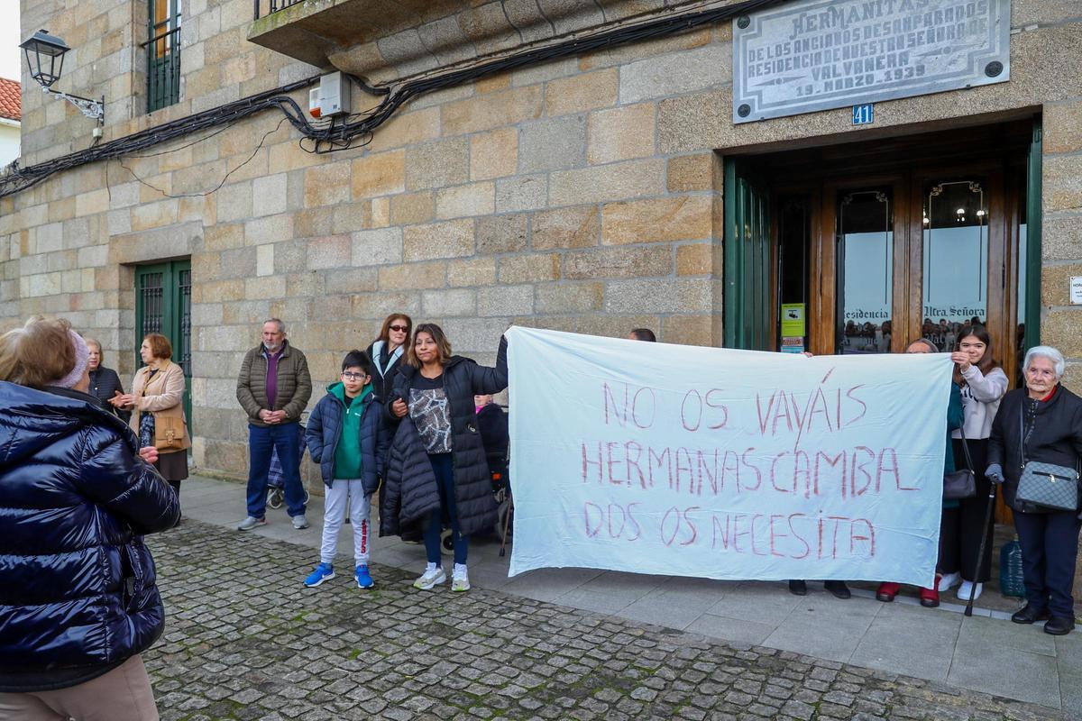 Usuarios y familias desplegaron una sábana pidiendo a la congregación religiosa que se quede en Cambados.