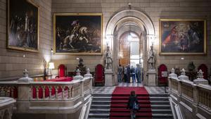 La escalera noble del Edifici Històric de la UB con ’Quinto Curzio lanzándose a la sima’, de Luca Giordano al fondo a la izquierda, y ’La coronación de la Virgen, de Pedro de Calabria Escudero, al fondo a la derecha.