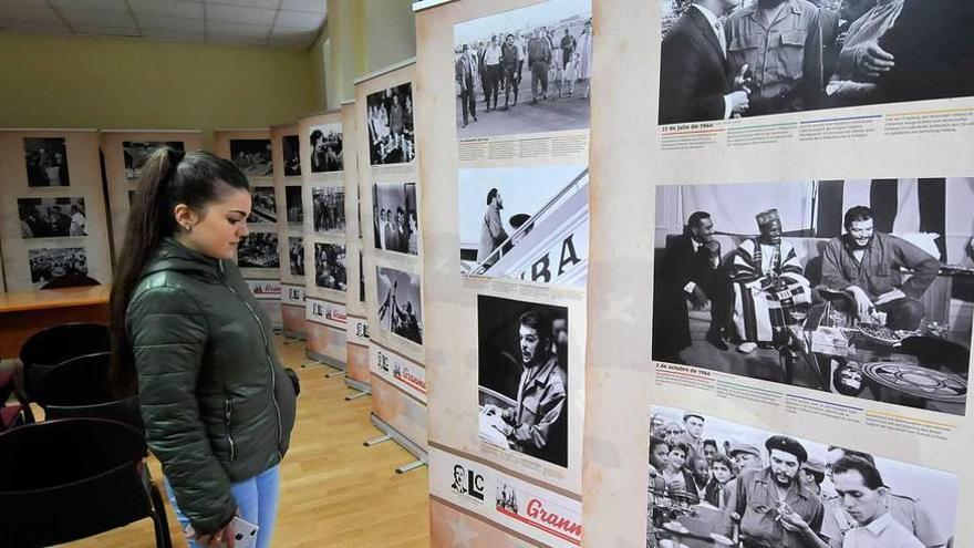 Aida Zurrón, en la exposición sobre el Che Guevara en El Entrego.