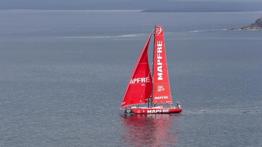 El MAPFRE, momentos antes de doblar la roca Fastnet.