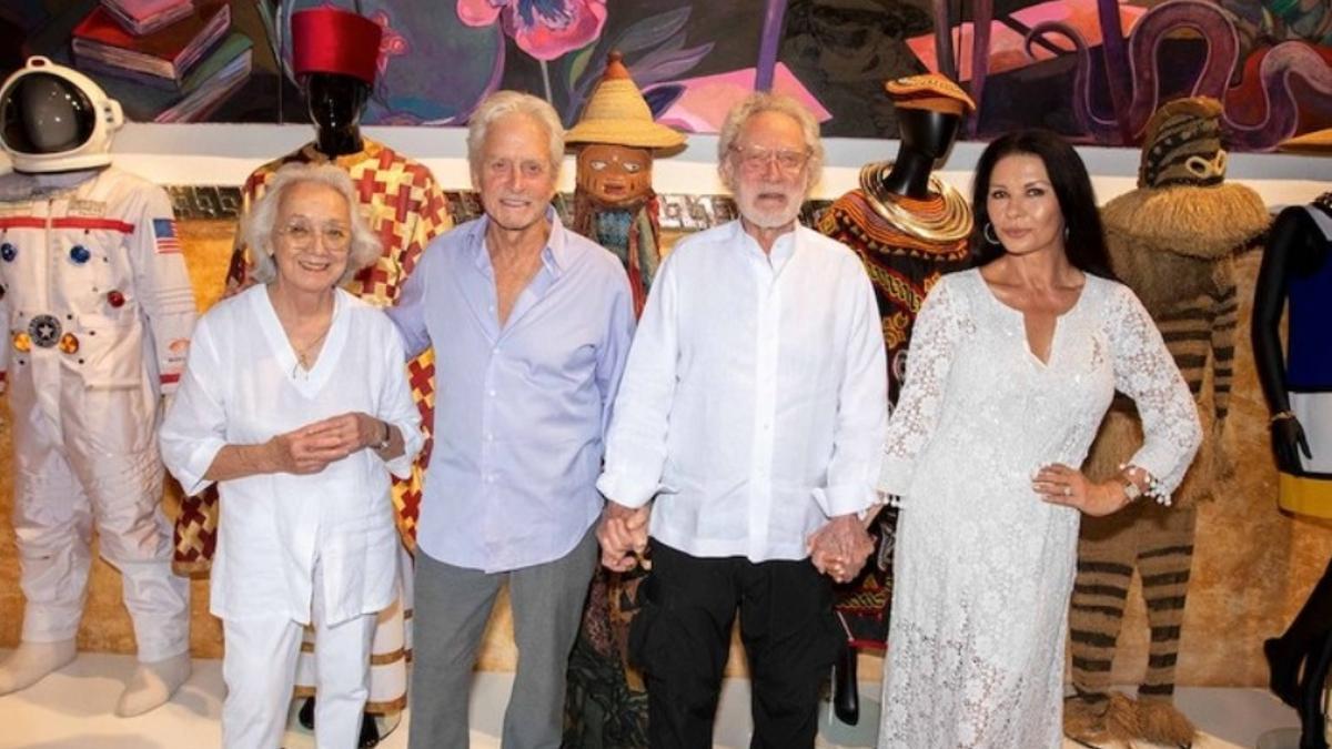 De izquierda a derecha, Yannick Vu, presidenta de la Fundación, Ben Yakover, Michael Douglas y Catherine Zeta Jones.