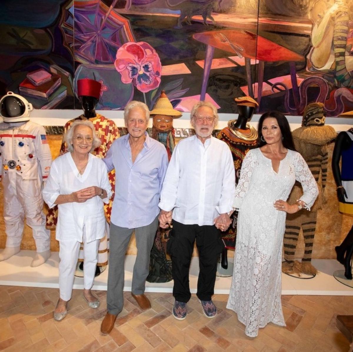 De izquierda a derecha, Yannick Vu, presidenta de la Fundación, Ben Yakover, Michael Douglas y Catherine Zeta Jones.
