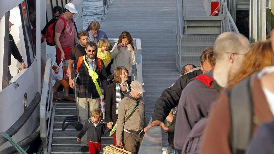 Llegada del último barco de Cíes, ayer, por la tarde, en la estación de ría de Vigo.  // Jorge Santomé