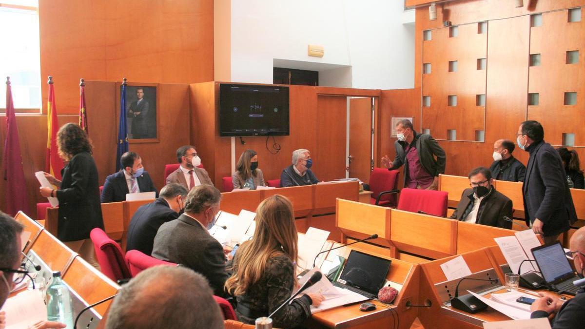 Inicio del Pleno tras la llegada del interventor José María Ontiveros, este lunes.