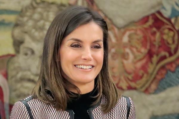 Detalle del jersey de cuello Perkins de Letizia Ortiz
