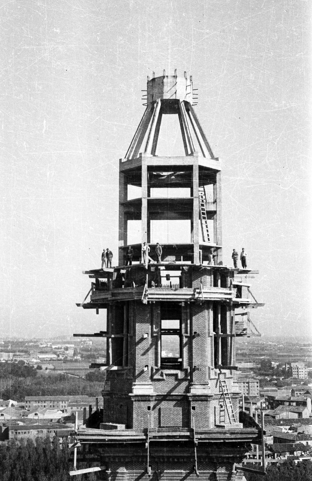 Construcción de una de las torres del Pilar.
