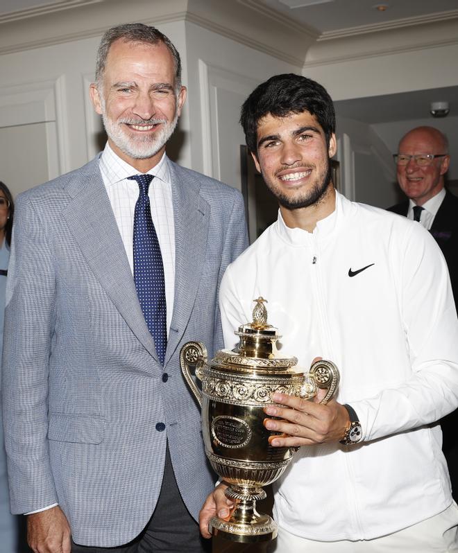 WIMBLEDON (REINO UNIDO), 16/07/2023.- El rey Felipe VI (i) posa para los fotógrafos junto al tenista Carlos Alcaraz (d) tras proclamarse campeón del torneo de Wimbledon al vencer al serbio Novak Djokovic en la final del torneo, en la pista central del All England Club de Londres, Reino Unido, este domingo. El tenista español Carlos Alcaraz conquistó el primer título en Wimbledon de su carrera deportiva tras vencer a Novak Djokovic, el siete veces campeón (1-6, 7-6 (6), 6-1 y 6-4). EFE/Casa Real/ Francisco Gómez SOLO USO EDITORIAL/ SOLO USO PERMITIDO PARA ILUSTRAR LA NOTICIA QUE ACOMPAÑA/ (CRÉDITO OBLIGATORIO)