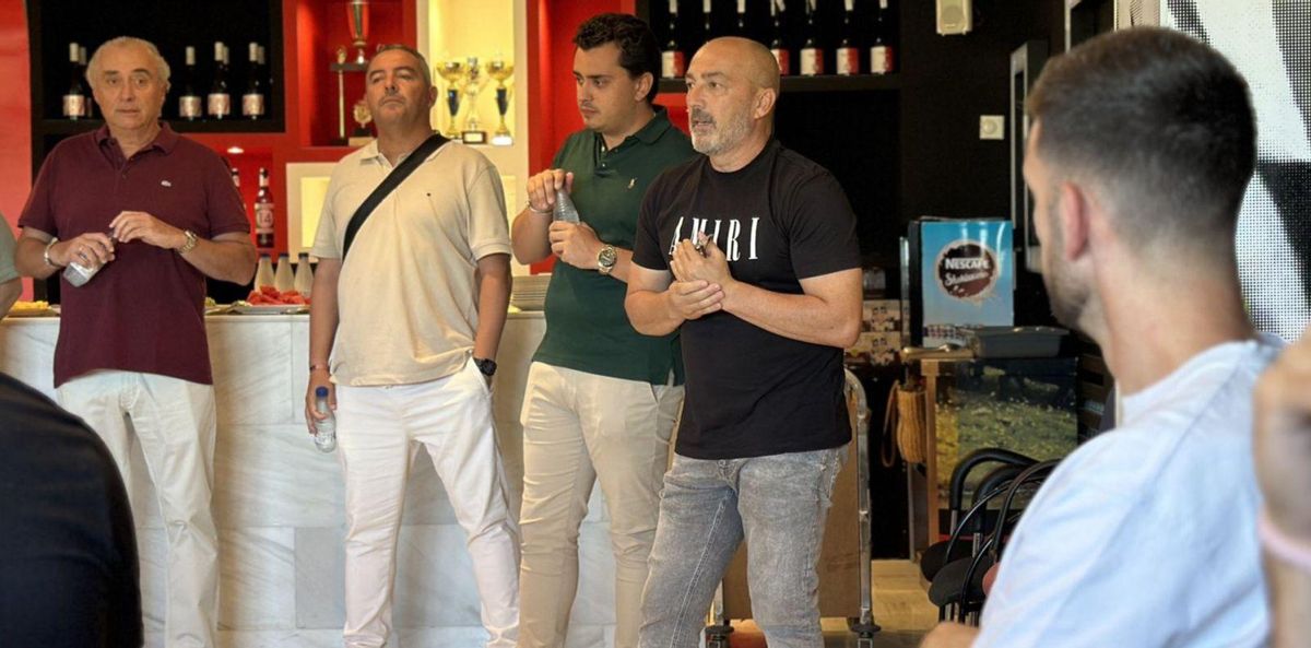 Javier Báez, padre e hijo, recibieron ayer a la plantilla junto al secretario técnico, David Vizcaino. | ZCF