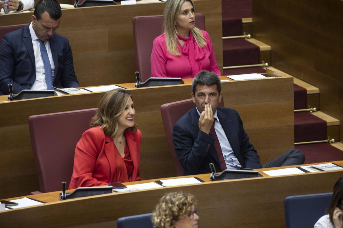 Mazón susurra algo a Catalá durante el pleno de constitución de las Corts, el lunes.