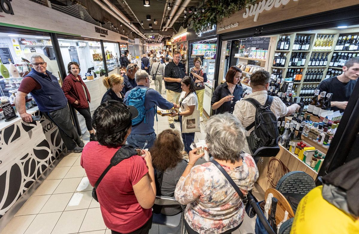 Un grupo de turistas en el Mercado Central de Alicante.