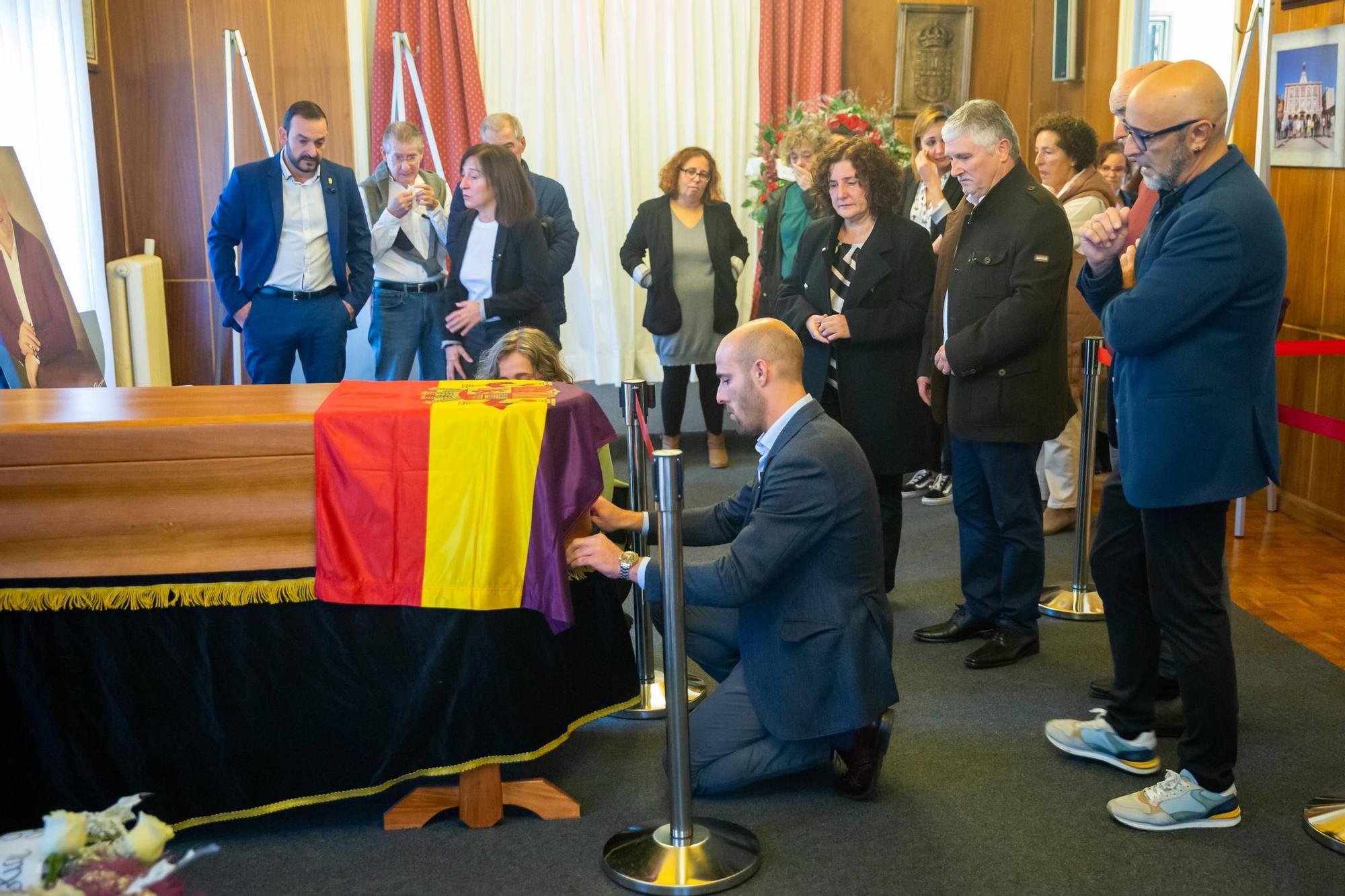 La capilla ardiente de Aníbal Vázquez en el Ayuntamiento de Mieres